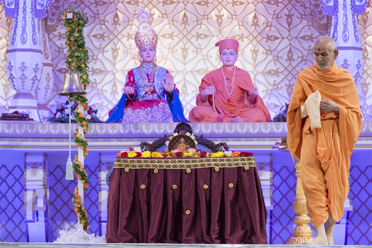 Swamishri completes six pradakshinas in total