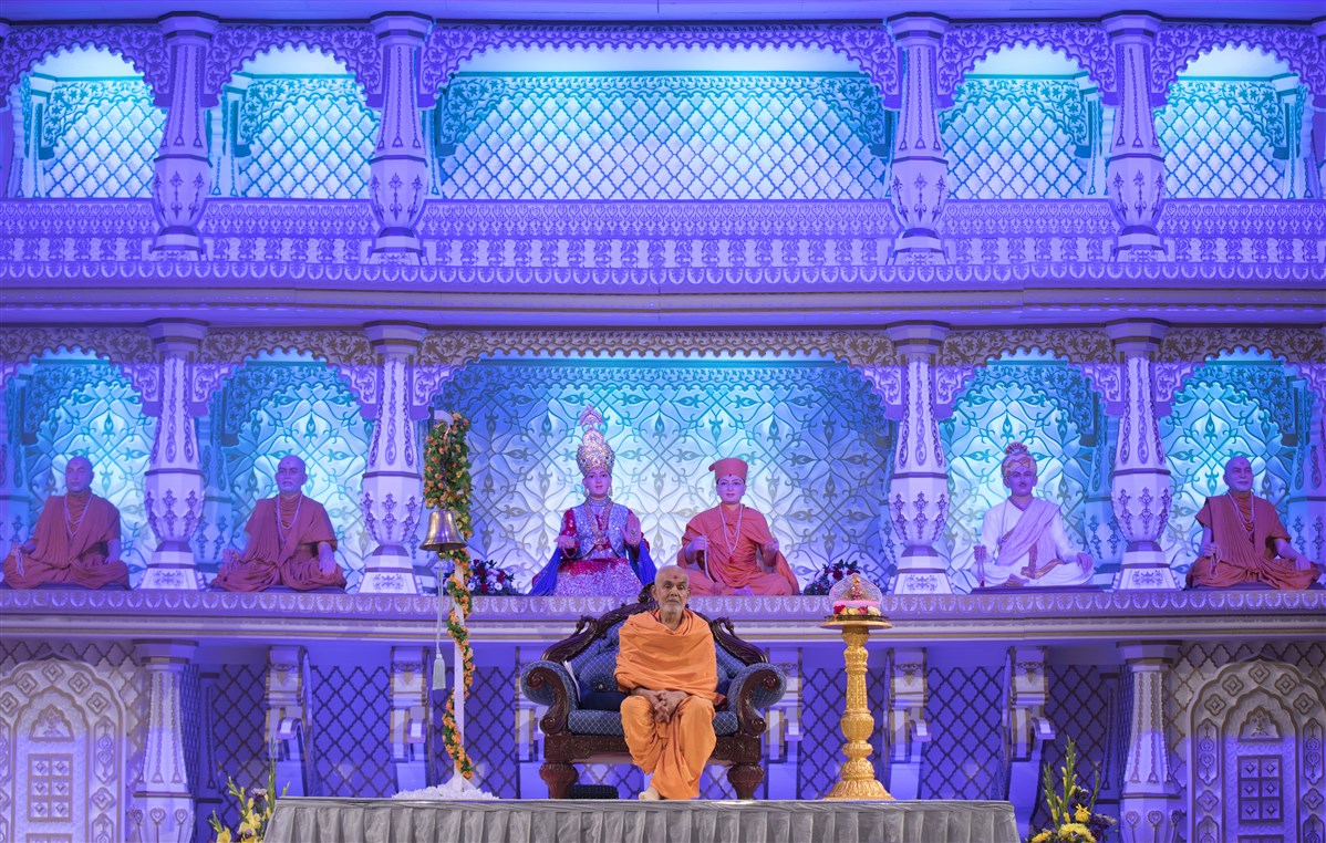 Swamishri soon returned to the assembly hall, at 9am...