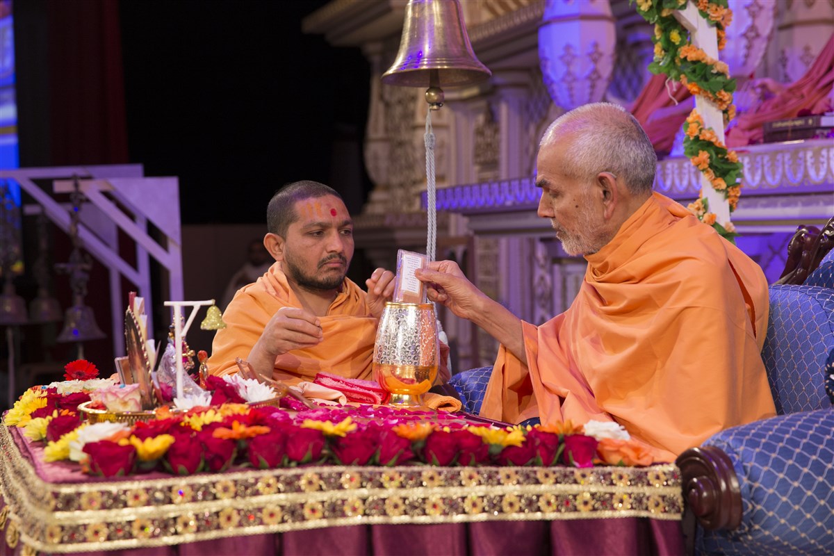 6.27: Swamishri sanctifies water with the holy relics of Bhagwan Swaminarayan and the Guru Parampara
