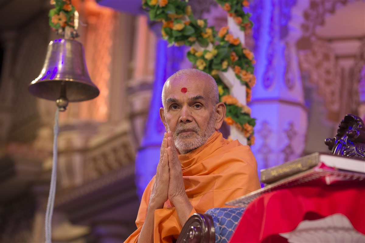 6.39: Swamishri's hands are still folded