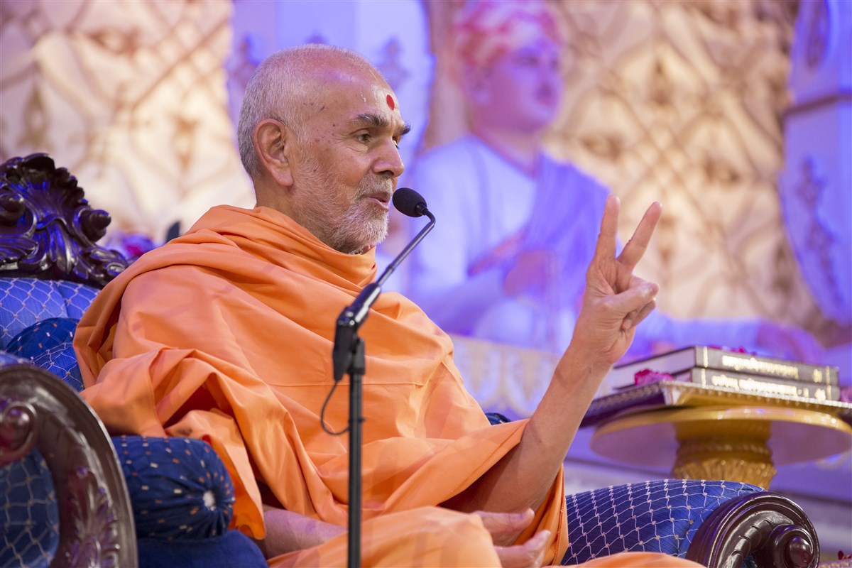 Swamishri begins the chhavani by addressing the assembly himself