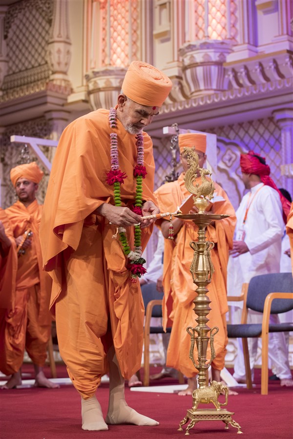 Swamishri inaugurates the all-day 'Akshar-Purushottam Darshan Chhavani' by lighting the divo
