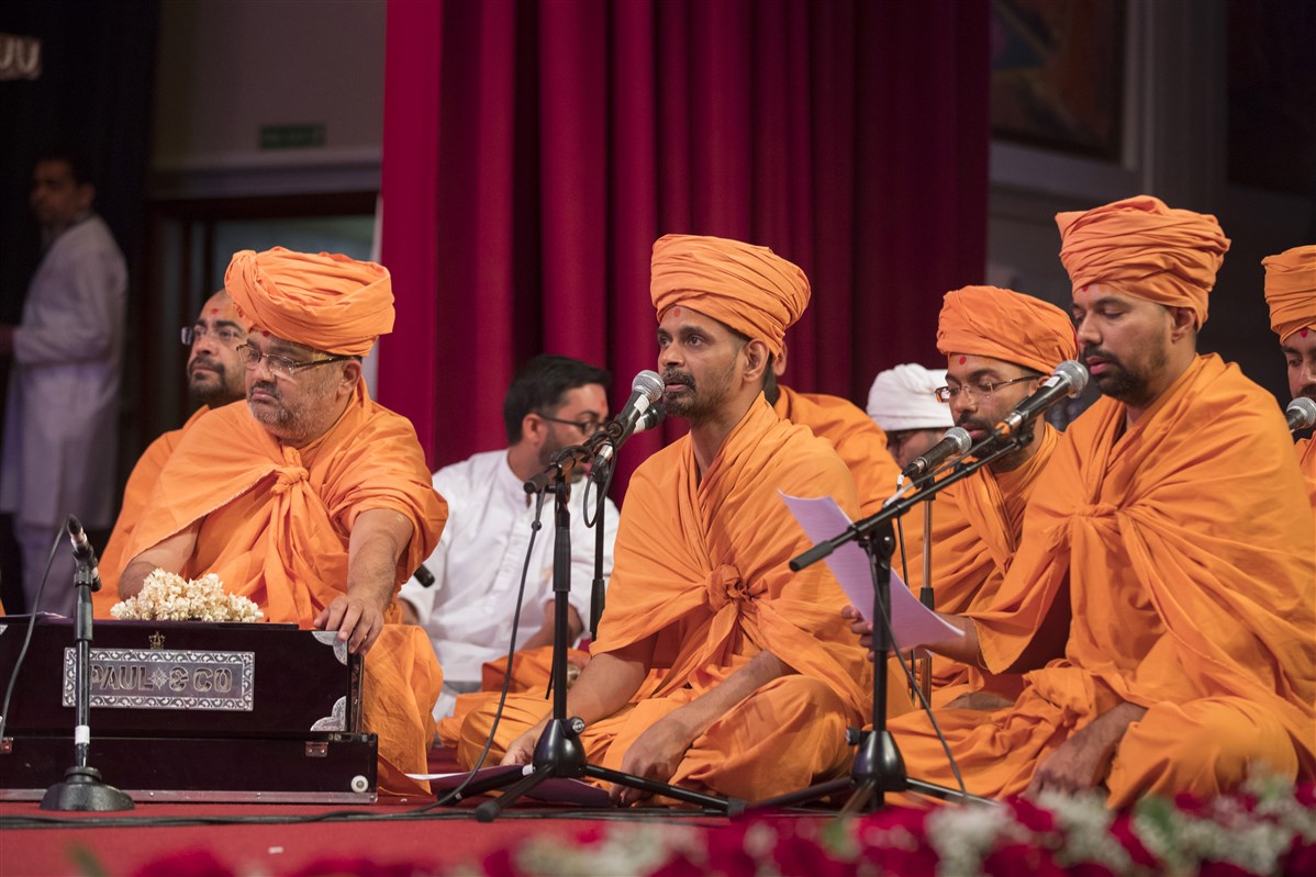 Swamis sing bhajans extolling Akshar-Purushottam Darshan and Shastriji Maharaj