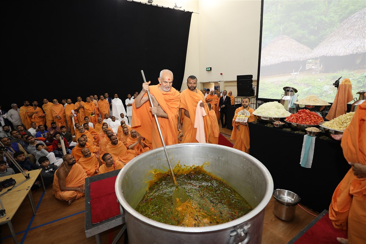 Swamishri helped prepare the khichdi in the morning, as mahaprasad for all the attendees
