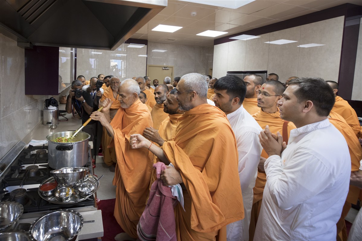 Swamishri also prepared khichdi for Thakorji...