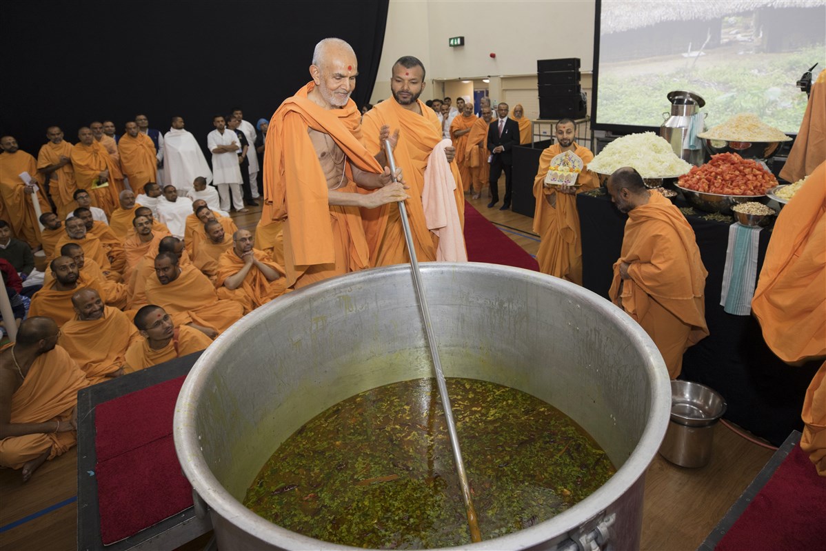 Swamishri helped prepare the khichdi in the morning, as mahaprasad for all the attendees