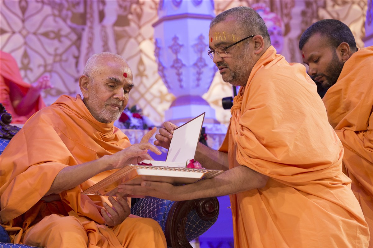 Swamishri performed the pujan of <i>Swaminarayan-Siddhant-Sudha</i>, authored by Mahamahopadhyaya Bhadreshdas Swami