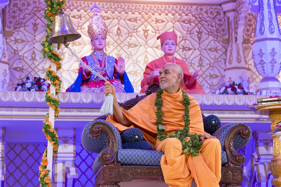 Swamishri rang a bell in honour of the resounding propagation of Akshar-Purushottam Darshan by Shastriji Maharaj
