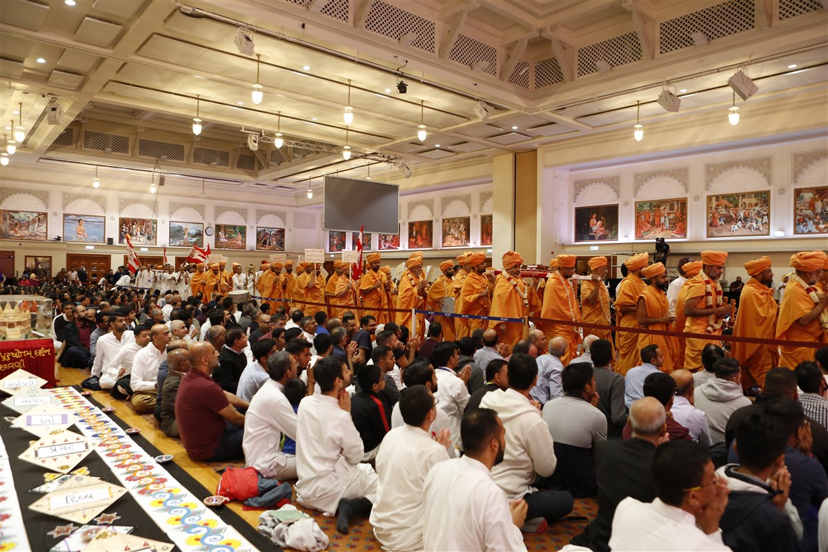 Swamishri led the procession to the assembly hall accompanied by swamis, parshads and sadhaks