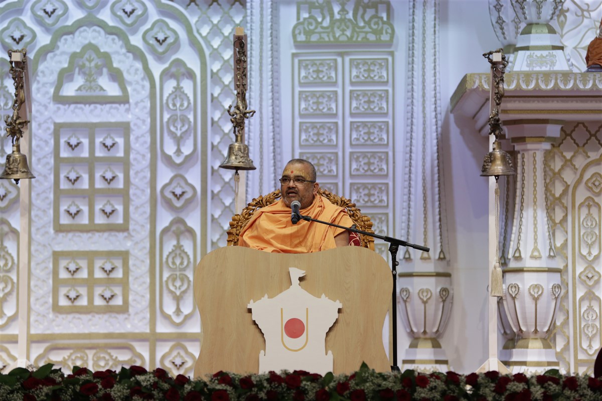 Bhadreshdas Swami began the series of discourses by elaborating upon Akshar-Purushottam Darshan as found within the Upanishads