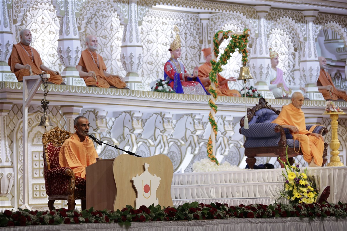 ... as Swamishri continued to listen