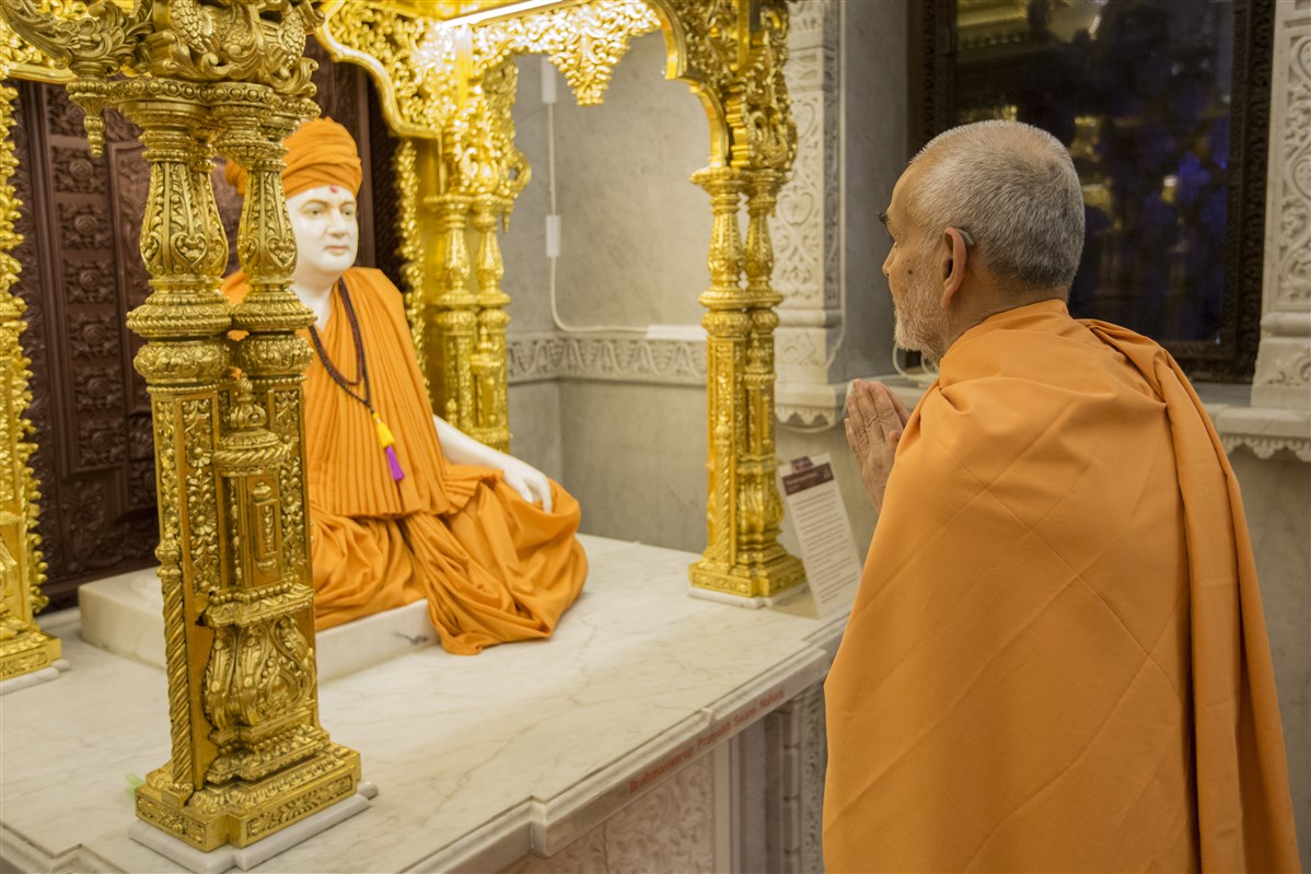 Swamishri engrossed in the darshan of Pramukh Swami Maharaj