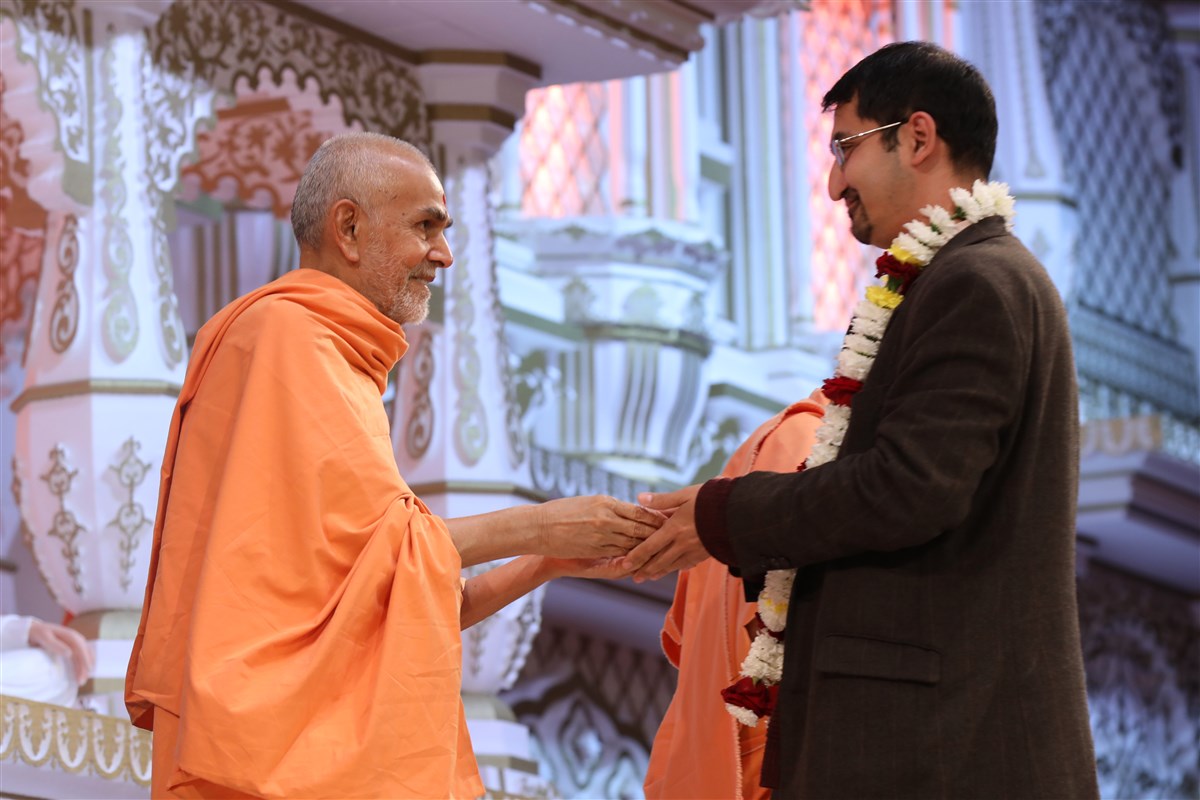 Dr Barua receives blessings from Swamishri