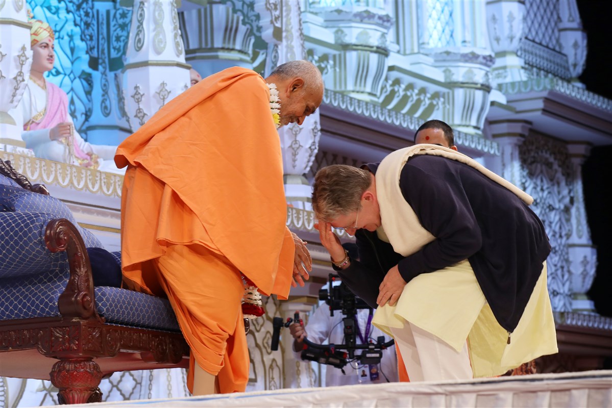 Shaunaka Rishi Das bows before Swamishri and receives his blessings