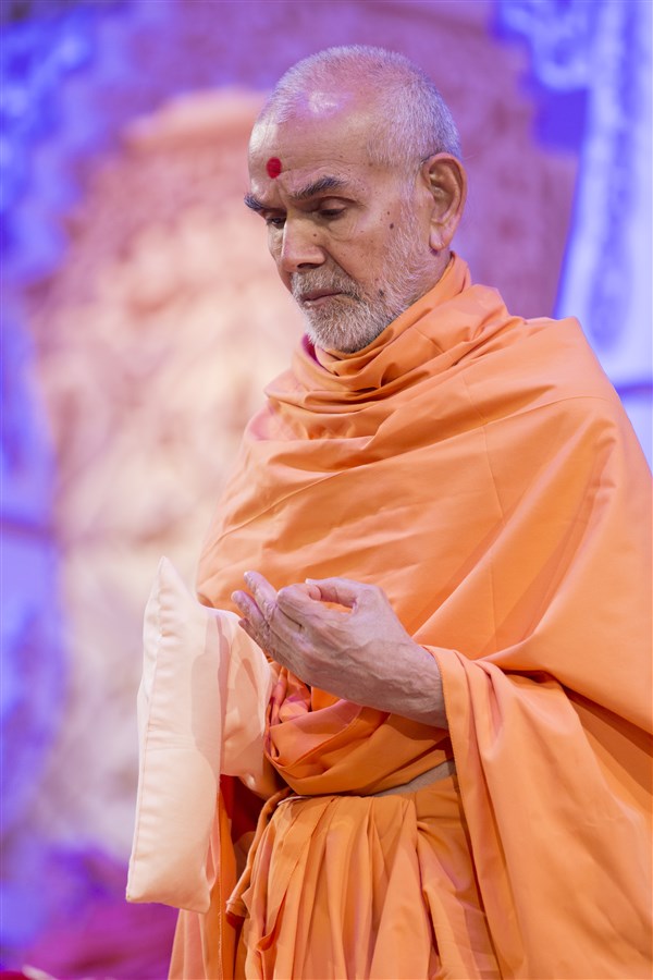 Swamishri performs tapni mala in his puja