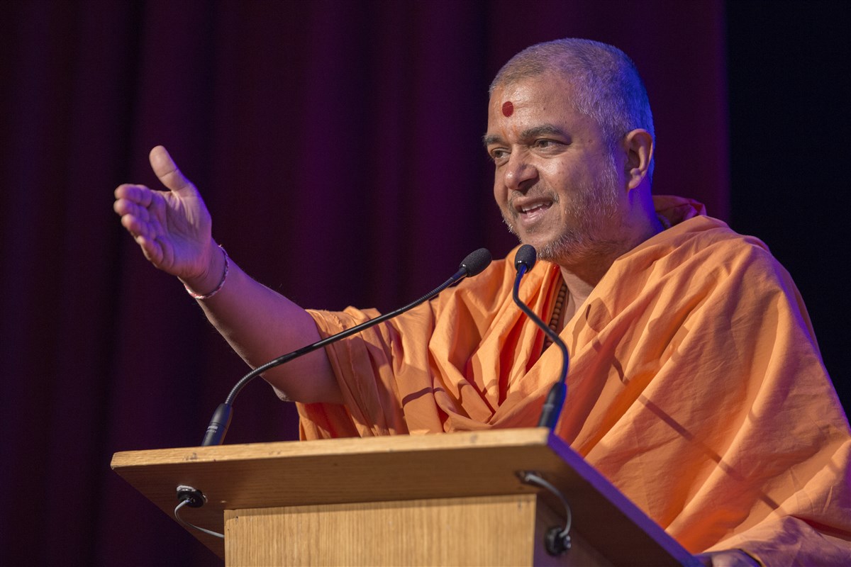 Brahmaviharidas Swami delivered the keynote address on Pramukh Swami Maharaj's life-motto, 'In the joy of others lies our own'