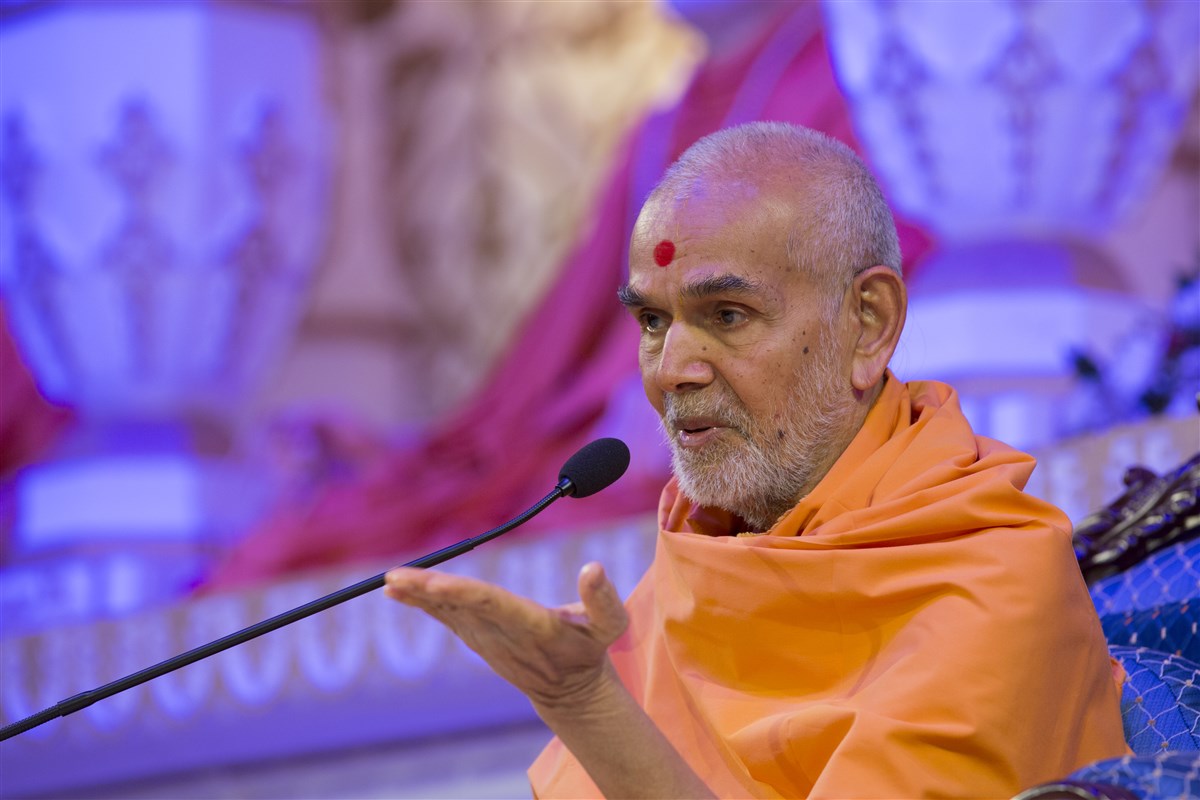 Swamishri addressed the assembly, encouraging everyone to work for the 'community' - in unity for the common good