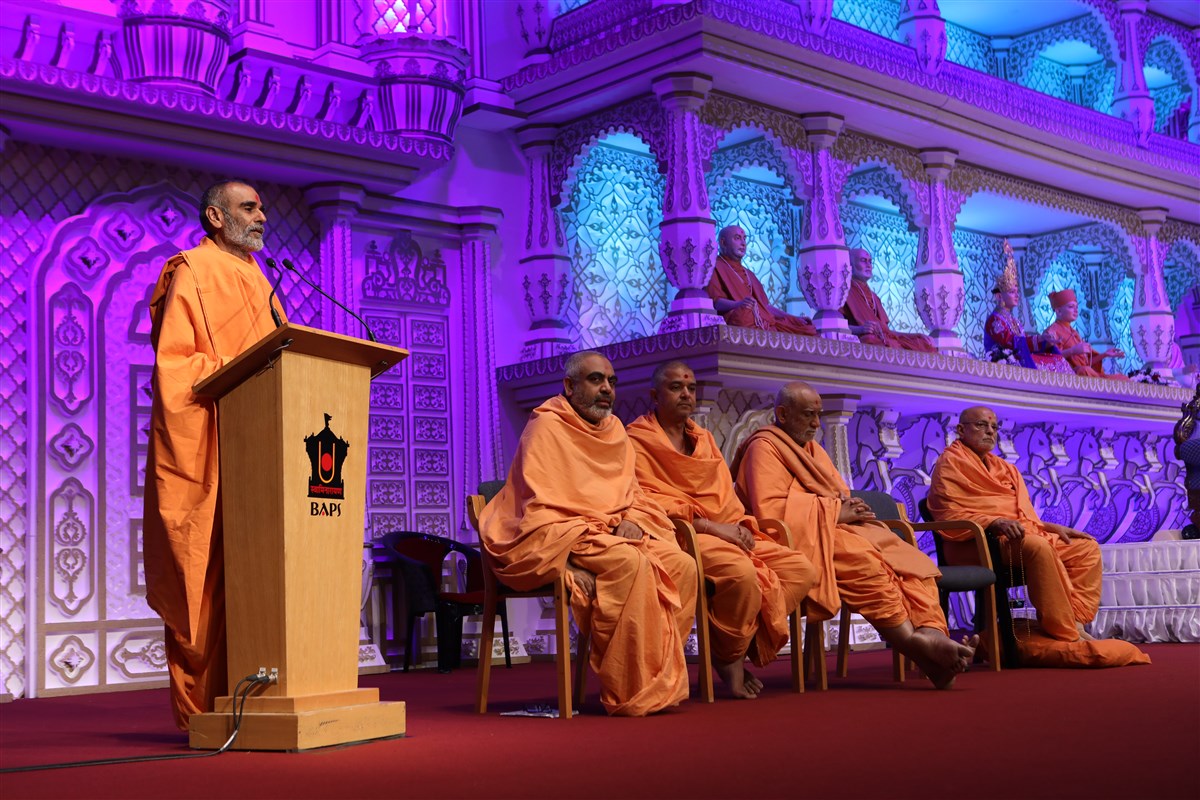 Anandswarupdas Swami introduced Mahant Swami Maharaj to the guests