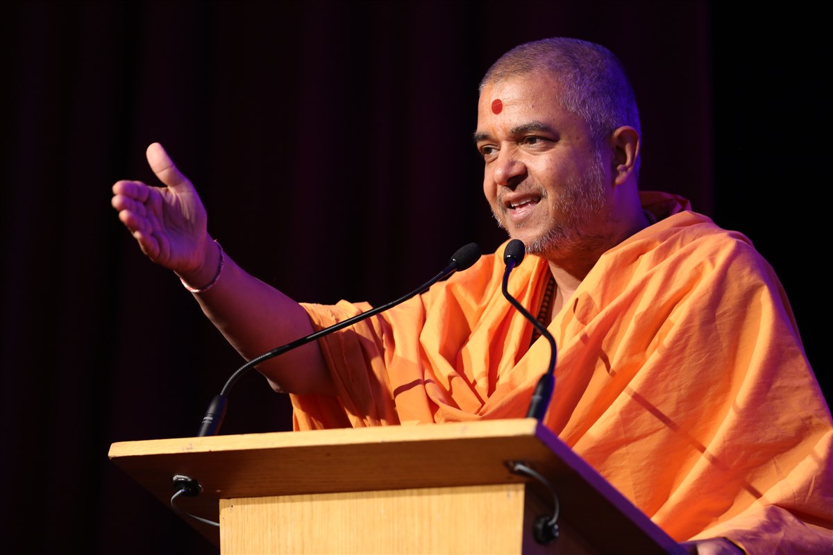 Brahmaviharidas Swami delivered the keynote address on Pramukh Swami Maharaj's life-motto, 'In the joy of others lies our own'