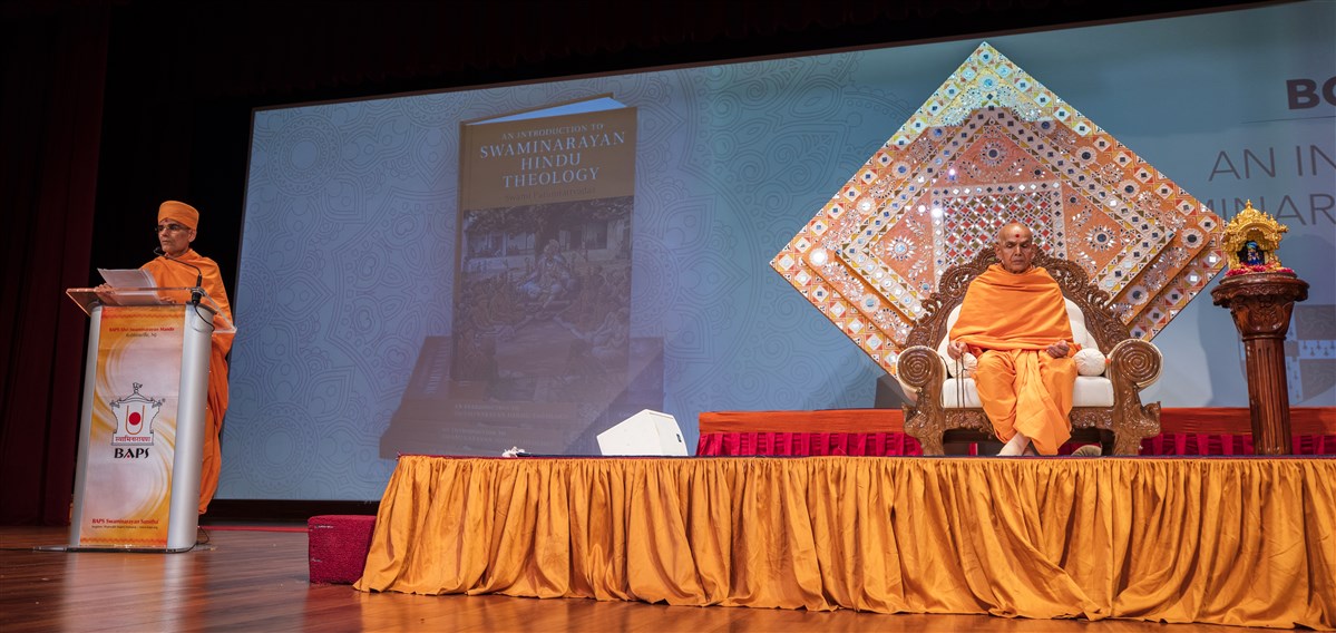 His Holiness Mahant Swami Maharaj presided over the evening