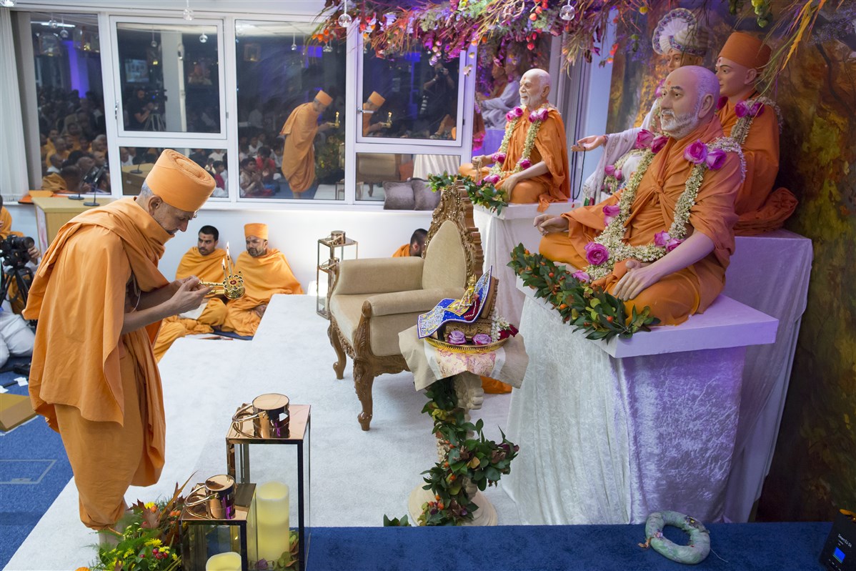 Swamishri performed the evening arti