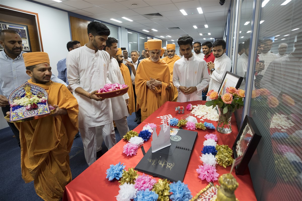 Swamishri observed an exhibition charting the history of Satsang in South London