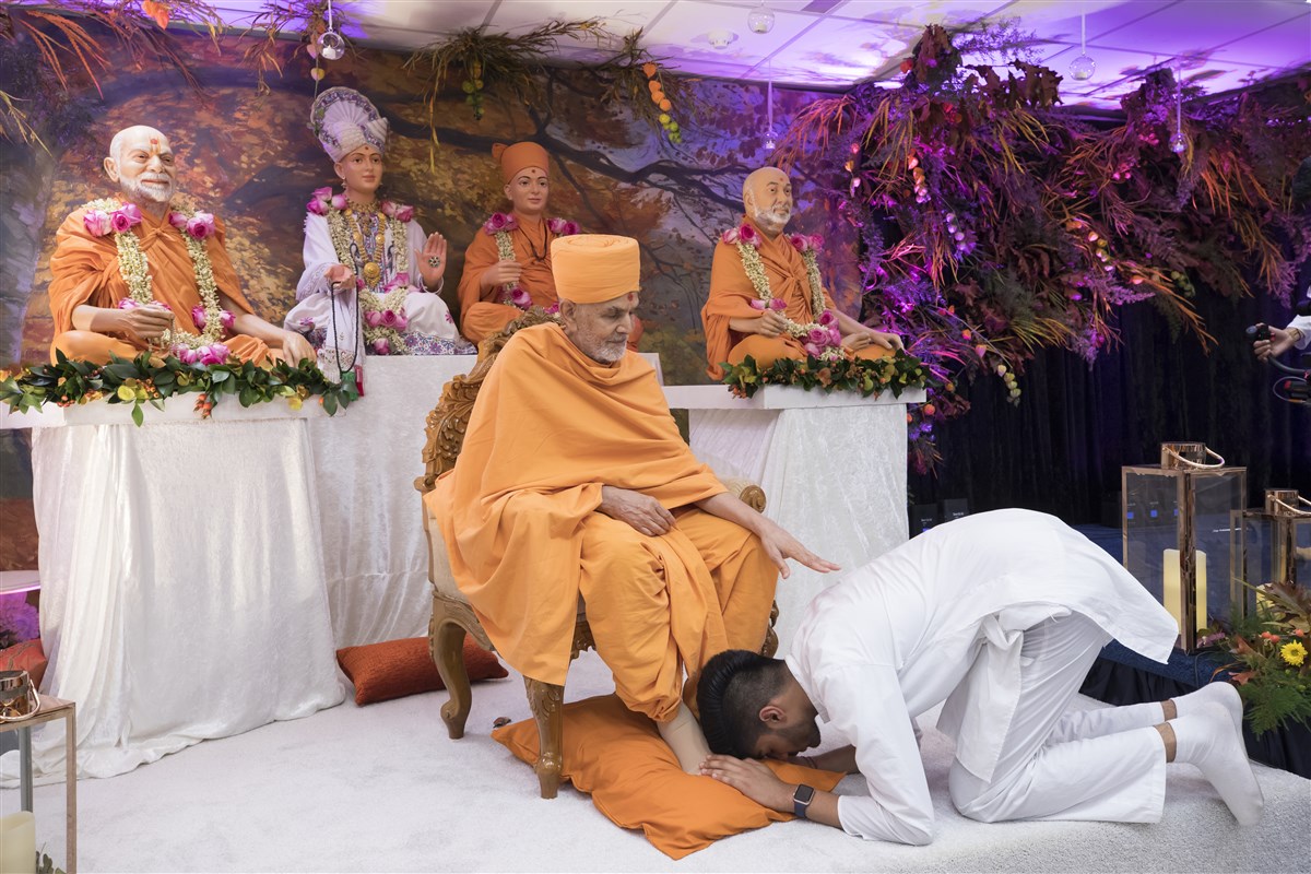 A kishore receives blessings from Swamishri