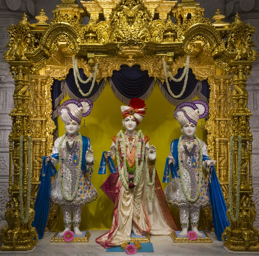 Parabrahma Bhagwan Swaminarayan, Aksharbrahma Gunatitanand Swami, and Aksharmukta Gopalanand Swami