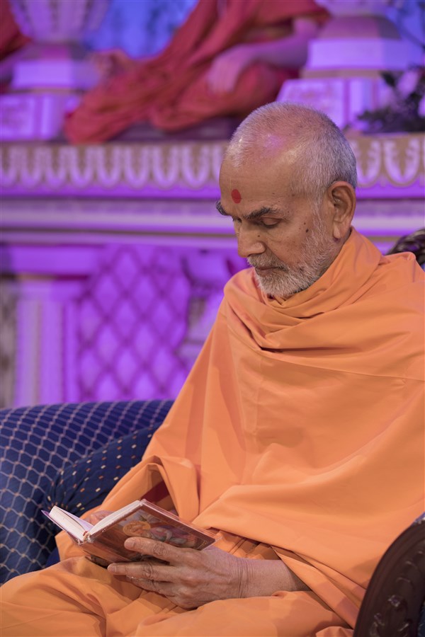 Swamishri concludes his puja by reading the Shikshapatri