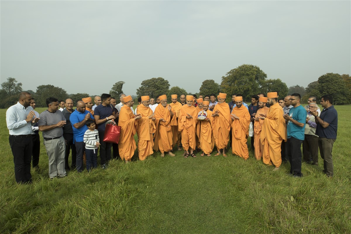 Swamishri travelled to South London in the morning