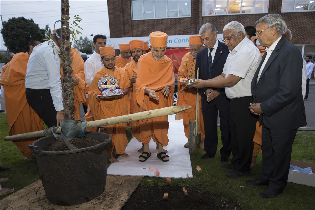 Swamishri planted a tree in the Beddington Conference Centre grounds in Croydon, South London