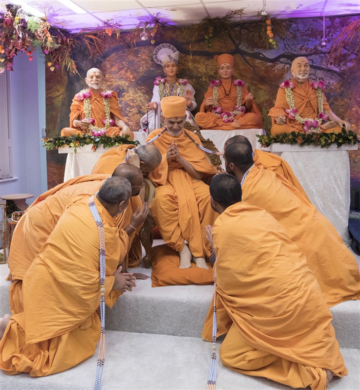 Swamis formerly from South London honoured Swamishri with a decorative garland
