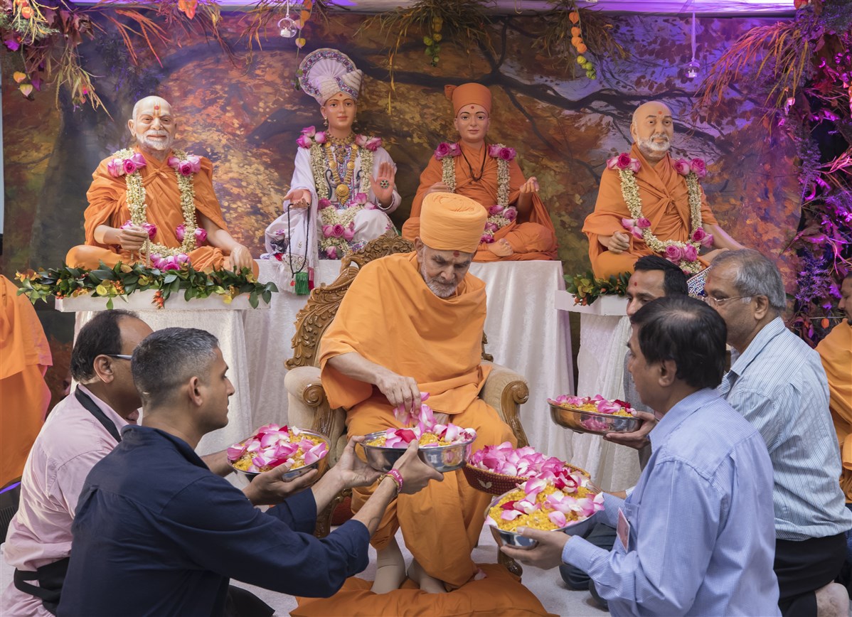 Swamishri sanctified the food for the devotees