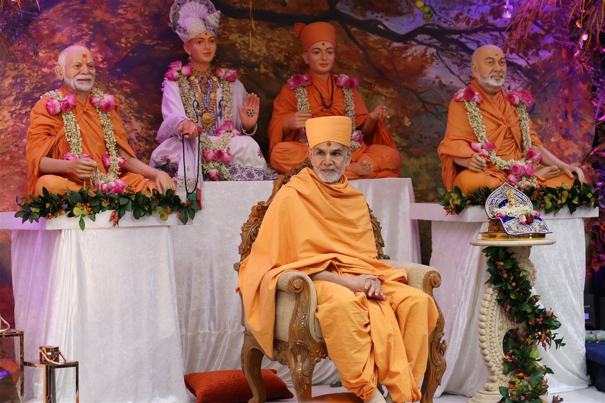 Swamishri presided over the evening satsang sabha in South London