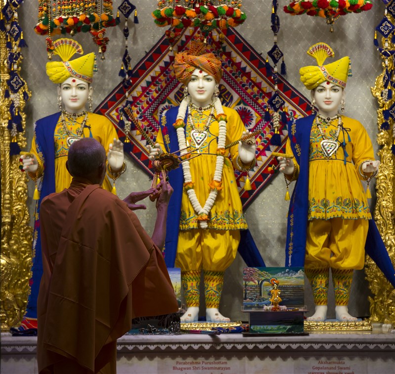Swamishri performs the arti of the central shrine murtis 