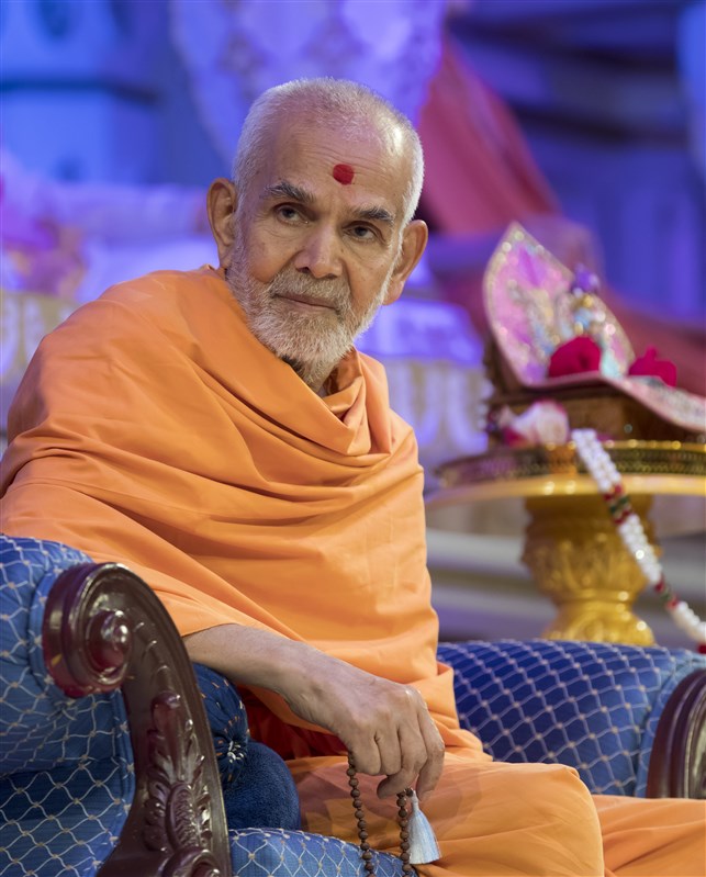 Swamishri watches on with interest