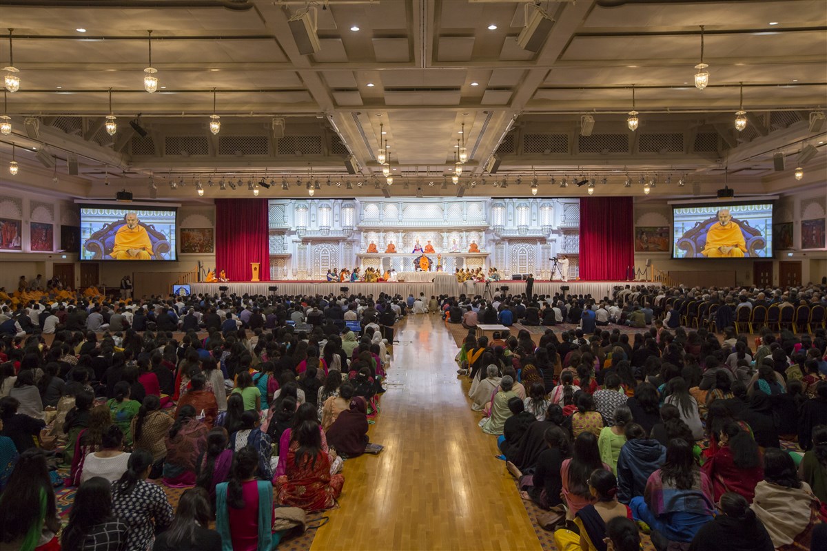 Swamishri addresses the evening assembly