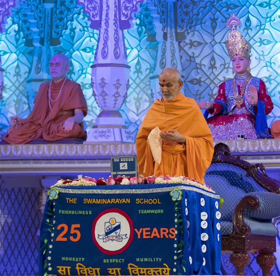 Swamishri performs tapni mala in his puja