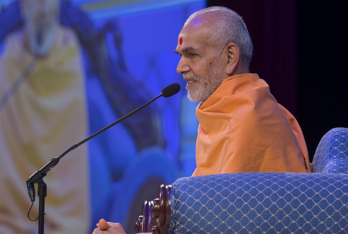 Swamishri addresses the assembly of devotees and pupils
