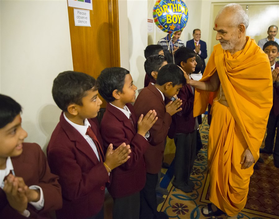 Swamishri blesses pupils of The Swaminarayan School