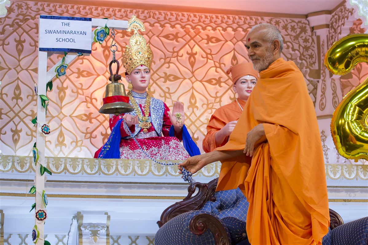 Swamishri begins the assembly by ringing the school bell