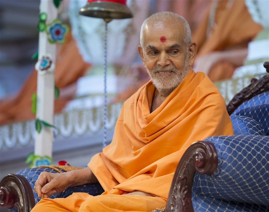 Swamishri observes the pupils with interest