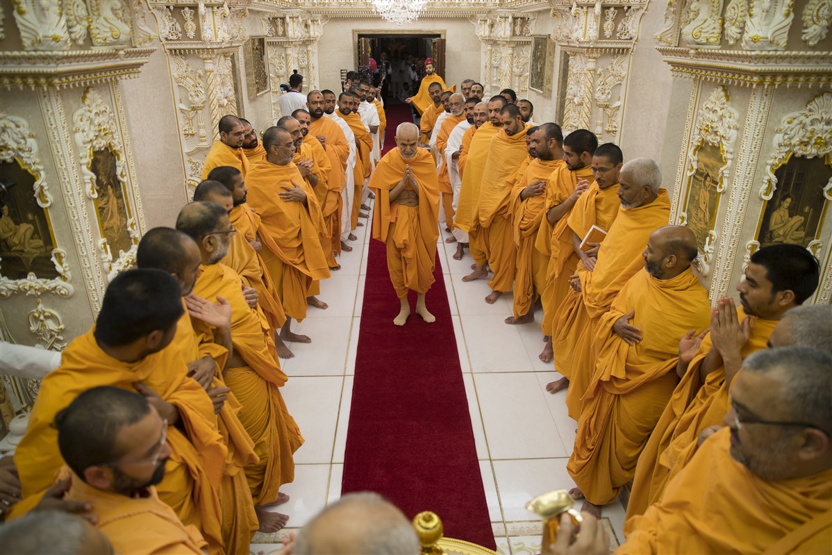Swamishri observes as swamis collectively offer abhishek