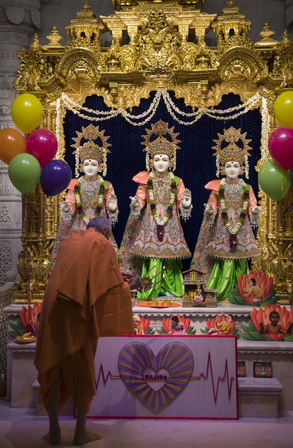 Swamishri performs the morning arti of the central shrine murtis