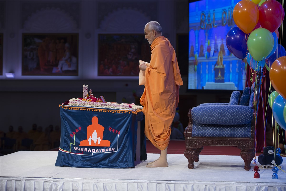 Swamishri performs tapni mala