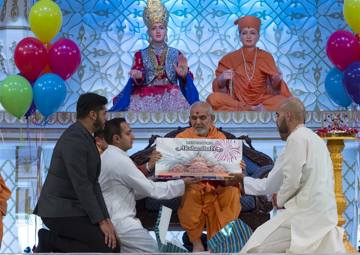 Swamishri inaugurates a new family board game: <b>Destination Akshardham</b>