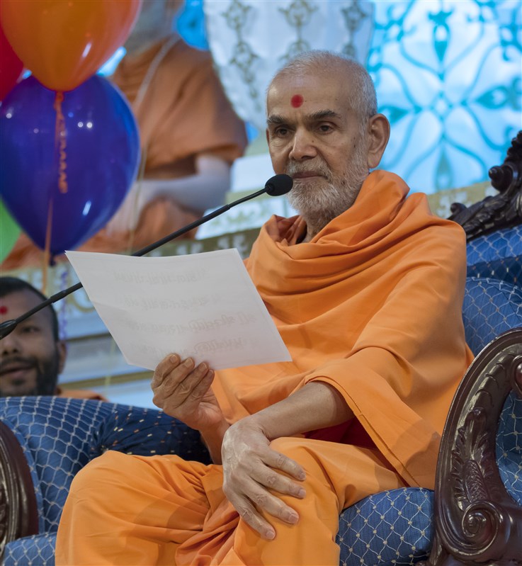 Swamishri recites the vartman mantra to initiate new mumukshus into Satsang