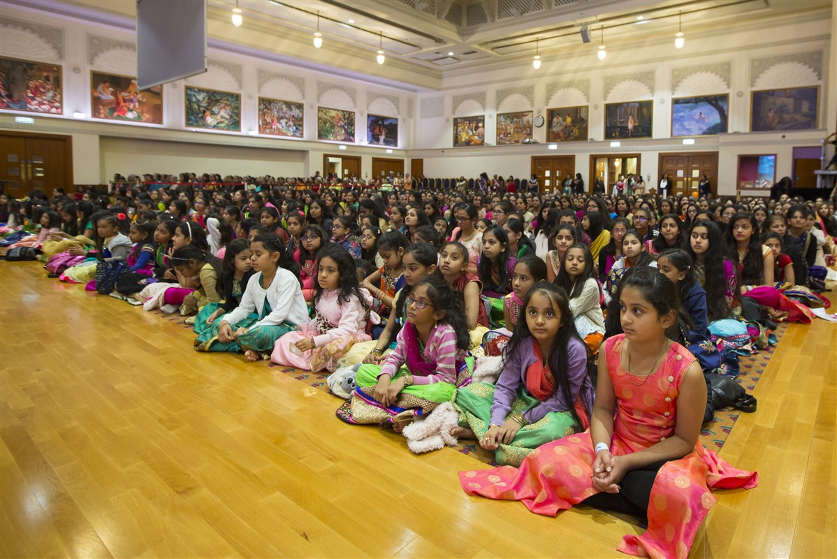 Hundreds of children had gathered from early morning to celebrate Bal-Balika Din with Swamishri
