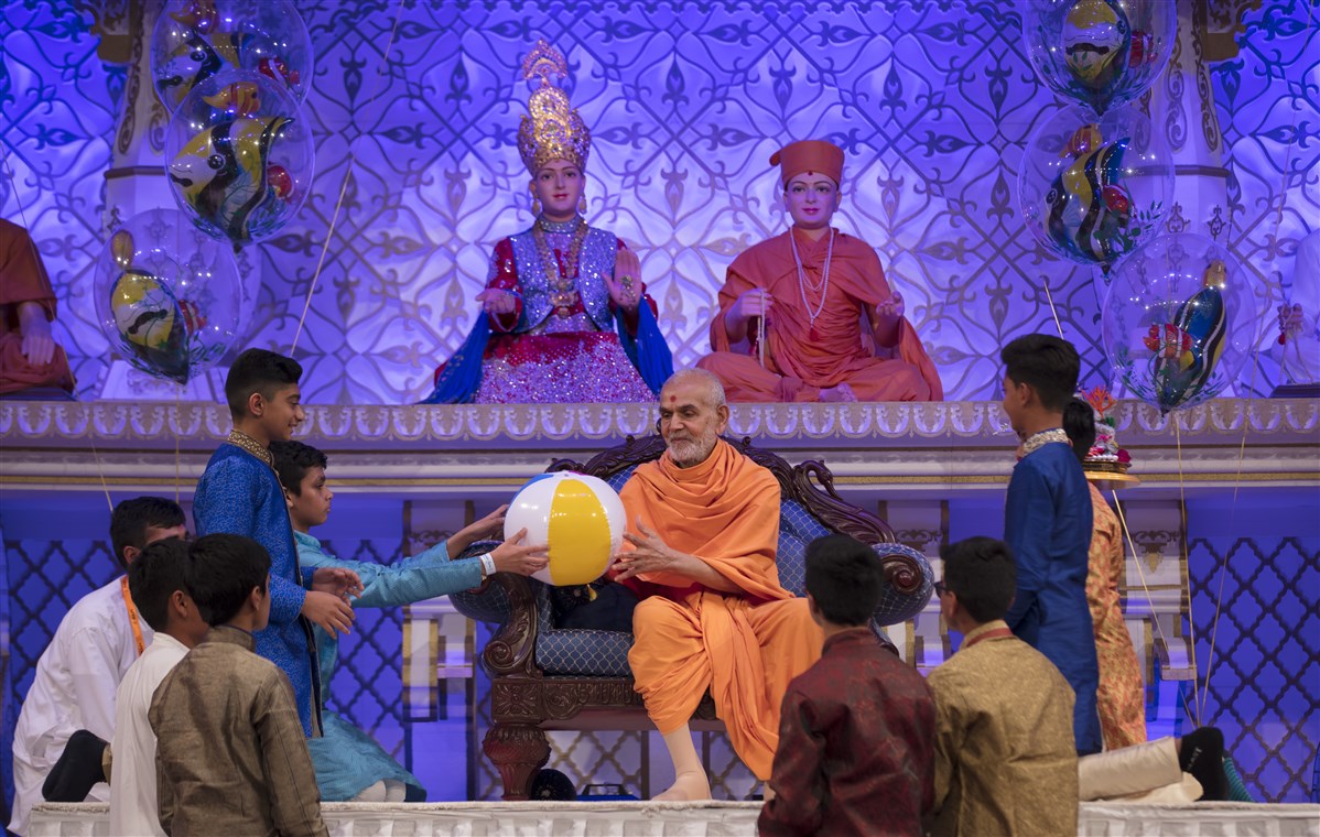 In the evening assembly, Swamishri engages with the children in a number of interactive games