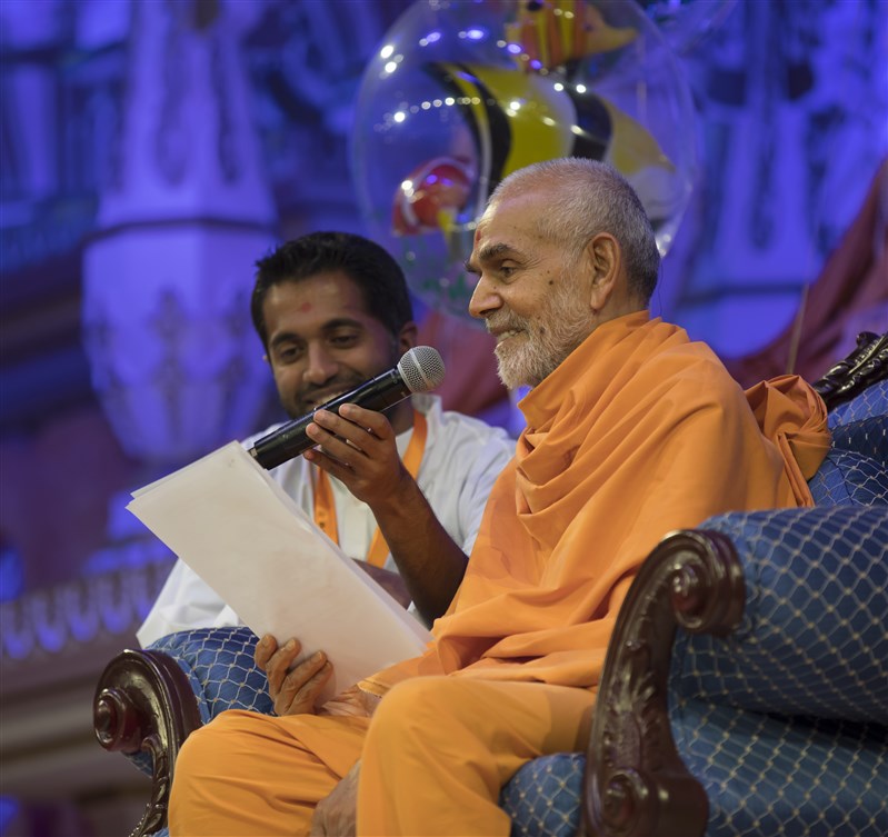 Swamishri engages in a verbal game with the children